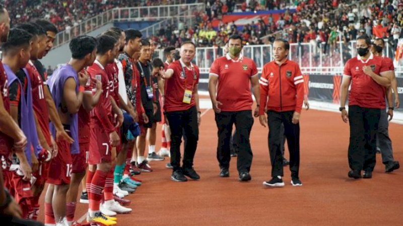 Presiden Joko Widodo (Jokowi) datang memberi dukungan saat tim nasional (Timnas) Indonesia berlaga melawan Kamboja pada laga Grup A Piala AFF 2022 di Stadion Utama Gelora Bung Karno (SUGBK), Jakarta, Jumat (23/12/2022) malam Wita.