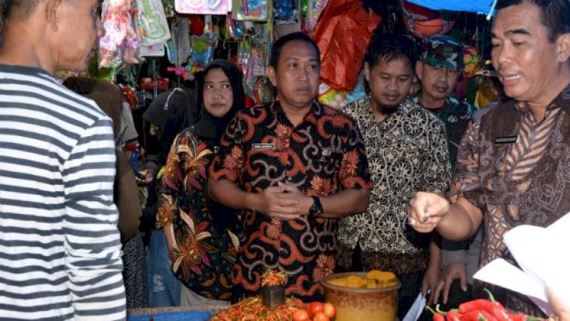 Tim Pengendali Inflasi Daerah (TPID) Kabupaten Sidrap melaksanakan peninjauan harga dan stok bahan pokok di Pasar Rappang, Kecamatan Panca Rijang, Jumat (23/12/2022).