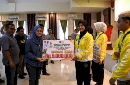 Bupati Luwu Utara Serahkan Rp414 Juta Bonus untuk Atlet-Pelatih Porprov XVII Sulsel