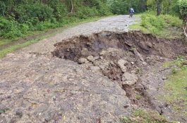 Longsor di Pujananting, Tiga Titik Jalan Penghubung Nyaris Putus