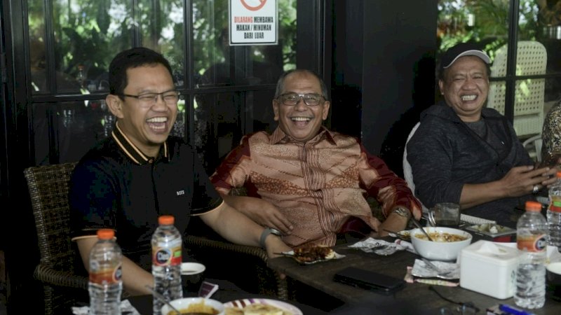 Ilham Arief Sirajuddin (IAS) dan Amir Uskara (Aura) ngopi bareng di Warung Kopi 36, Sungguminasa, Kabupaten Gowa, Sulsel, Ahad (25/12/2022). 