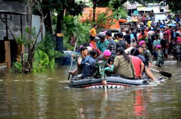 Satgas Bencana Alam TNI AL Evakuasi Masyarakat Dari Kepungan Banjir