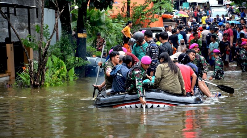 Satgas Bencana Alam TNI AL Evakuasi Masyarakat Dari Kepungan Banjir