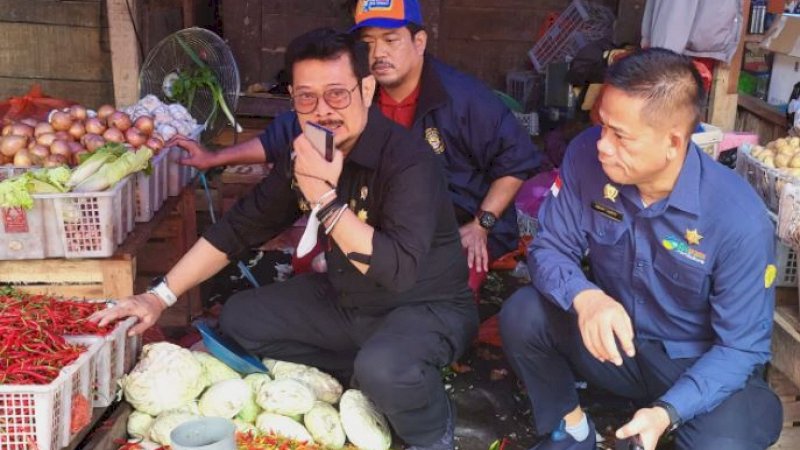 Menteri Pertanian (Mentan), Syahrul Yasin Limpo (SYL), melakukan inspeksi mendadak (sidak) di Pasar Terong, Kota Makassar, Sulawesi Selatan (Sulsel), Ahad (25/12/2022).