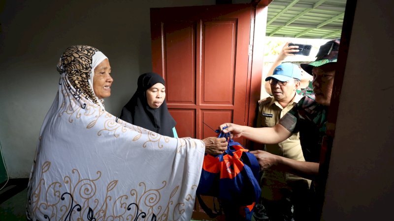Wali Kota Makassar Bersama Dandim Tinjau Lokasi Banjir dan Salurkan Bantuan di Paccerakkang