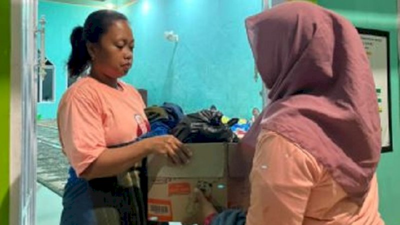 Relawan Mak Ganjar Sulawesi Selatan (Sulsel) menyalurkan bantuan bagi korban longsor yang terjadi di Kabupaten Gowa, Sulsel.