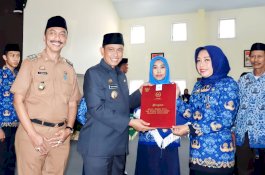 Lantik Pejabat Fungsional-Serahkan Perpanjangan SK PPPK, Ini Pesan Bupati Wajo