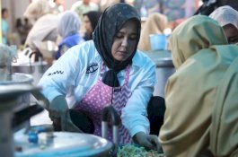 Wawali Makassar Turun Langsung ke Pengungsian, Masak Makanan Untuk Korban Banjir 