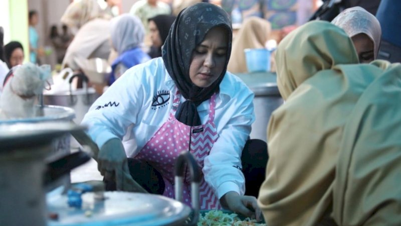 Wawali Makassar Turun Langsung ke Pengungsian, Masak Makanan Untuk Korban Banjir 