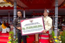 Pemprov Sulsel Serahkan Bantuan Keuangan Rp27 Miliar ke Toraja