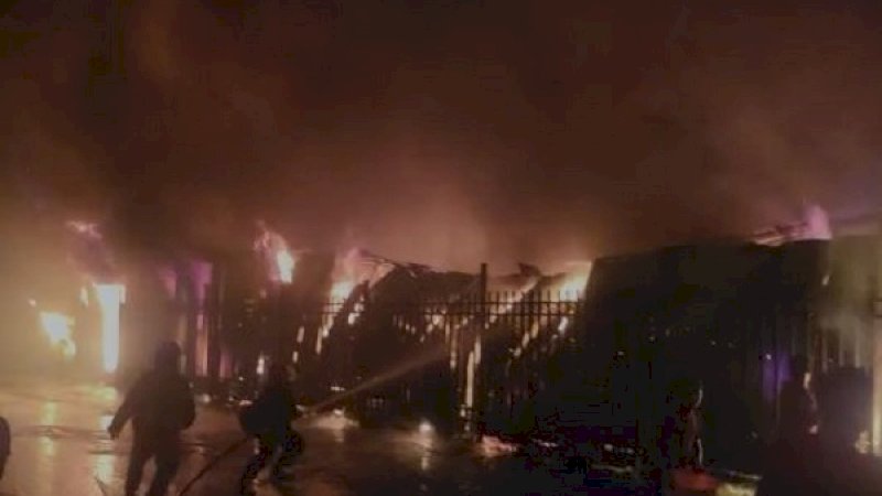 Pasar Sentral Makassar yang terbakar, Selasa (27/12/2022), menghanguskan ratusan kios milik pedagang.