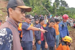 Wakil Bupati Gowa Tinjau Titik Longsor di Kecamatan Parangloe