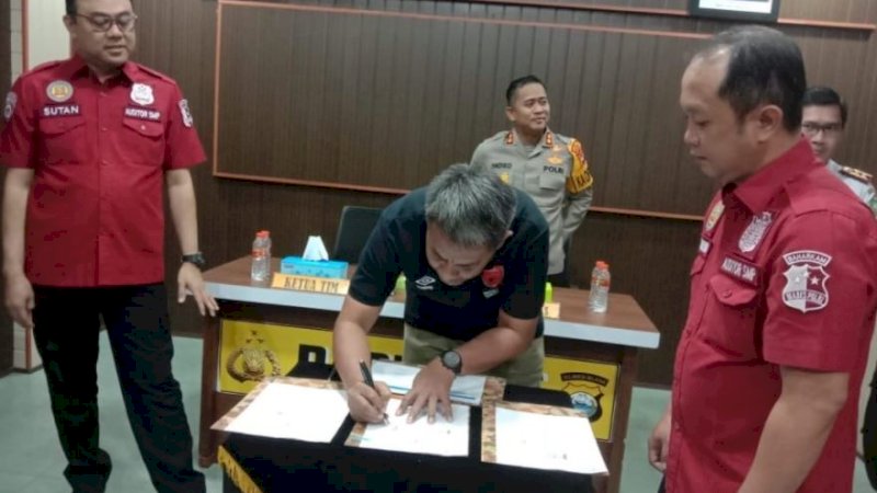 Penyerahan hasil audit Tim Risk Assessment Pengamanan Stadion Mabes Polri kepada manajemen PSM Makassar dan Disporapar Parepare, Rabu (28/12/2022).