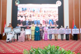 Puncak Peringatan Hari Ibu Provinsi Sulsel Bertabur Bantuan dan Penghargaan