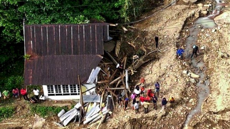Rumah warga rusak akibat diterjang tanah longsor di Desa Lonjoboko, Kabupaten Gowa, Sulawesi Selatan, Kamis (17/11/2022). (Foto: Antara Foto/Abriawan Abhe)