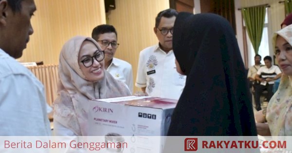 Serahkan Bantuan ke IKM, Bupati Luwu Utara: Pemerintah Tetap Hadir dalam Kondisi Tersulit Sekalipun.