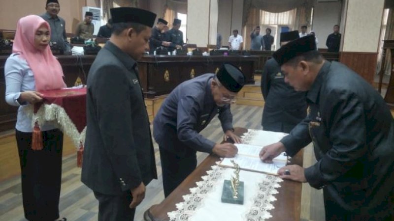 Penandatanganan berita acara pengesahan rancangan peraturan daerah (ranperda) oleh Bupati Jeneponto, Iksan Iskandar, bersama Ketua DPRD Jeneponto, Arifuddin, Rabu (28/12/2022).