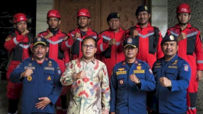 Pemberangkatan tim rescue dari Dinas Pemadam Kebakaran (Damkar) Kota Makassar di kediaman pribadi Wali Kota Makassar, Rabu (28/12/2022) malam.