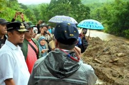 Gubernur Tinjau Longsor di Maros, Serahkan Santunan Kepada Korban