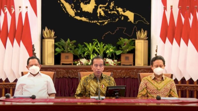Presiden RI Joko Widodo (Jokowi), didampingi Menteri Kesehatan (Menkes), Budi Gunadi Sadikin, dan Menteri Dalam Negeri (Mendagri), Tito Karnavian, memberikan keterangan pers, Jumat (30/12/2022), di Istana Negara, Jakarta. (Foto: Tangkapan layar)
