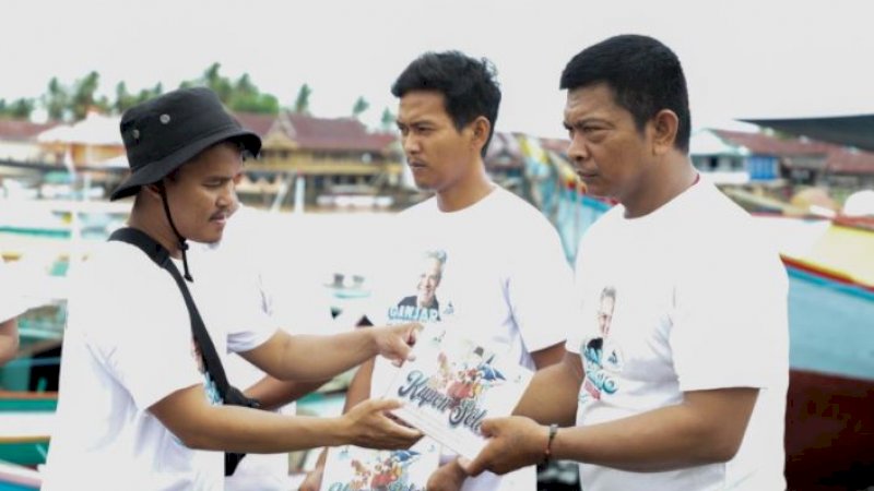 Komunitas nelayan pesisir Sulawesi Selatan (Sulsel) memberikan voucher solar secara simbolis dalam aksi sosial di Kelurahan Lappa, Lingkungan Cappa Ujung, Kecamatan Sinjai Utara, Kabupaten Sinjai, Sulsel.
