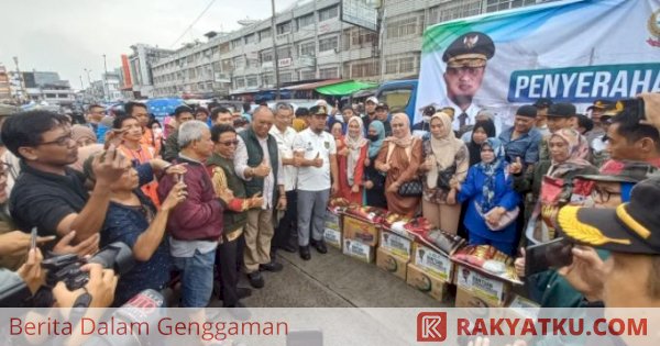 Gubernur Sulsel Serahkan Bantuan Logistik ke Sejumlah Pedagang Pasar Sentral