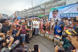 Gubernur Sulsel Serahkan Bantuan Logistik ke Sejumlah Pedagang Pasar Sentral