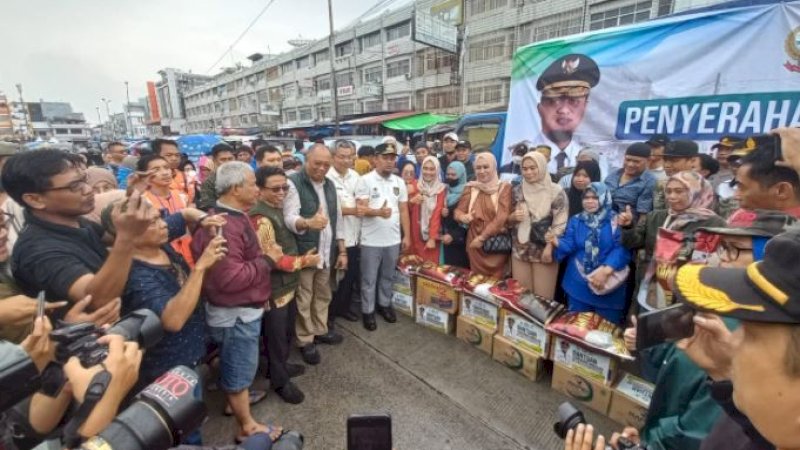 Gubernur Sulawesi Selatan (Sulsel), Andi Sudirman Sulaiman, mengunjungi lokasi kebakaran di Pasar Sentral, Jumat (30/12/2022).