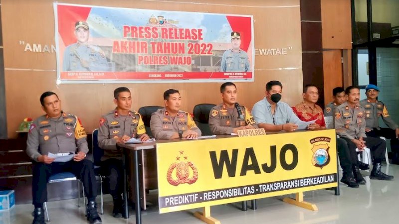 Polres Wajo menggelar rilis akhir tahun di Mapolres Wajo, Jumat (30/12/2022). 