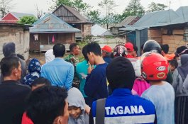 Rumah Roboh Akibat Angin Kencang di Wajo, Tim Terpadu Gerak Cepat Lakukan Evakuasi