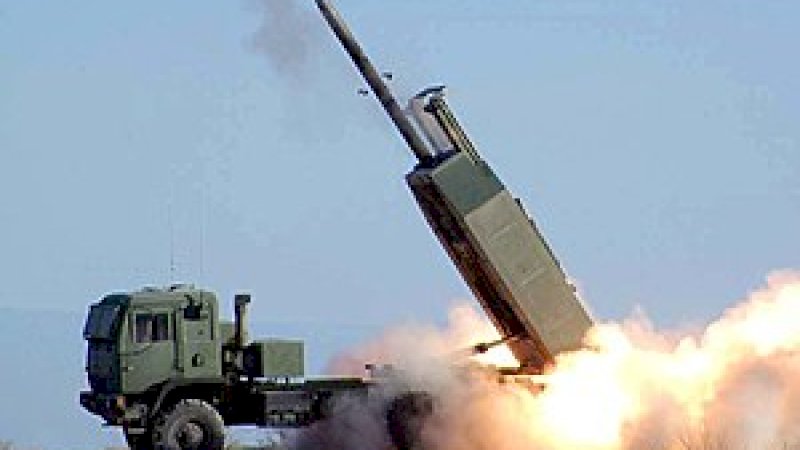 M142 HIMARS launching a GMLRS rocket at the White Sands Missile Range in 2005 (foto: wikipedia.org)