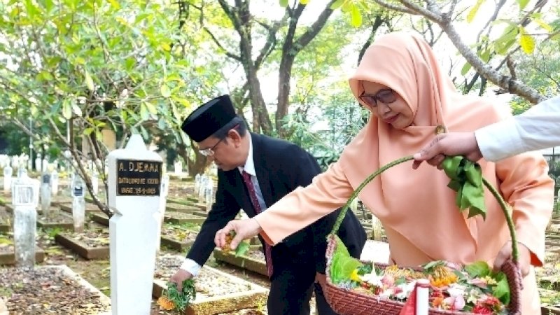 Rangkaian HAB Ke-77, Kemenag Sulsel Gelar Upacara Tabur Bunga di TMP Panaikang Makassar