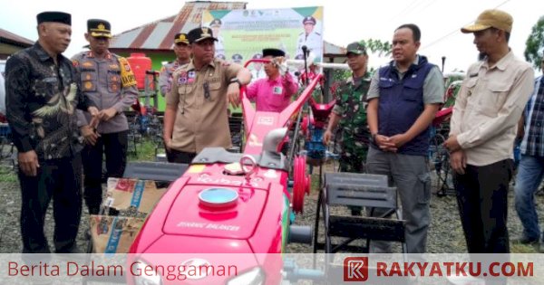 PT Vale Serahkan Bantuan 30 Unit Hand Tractor ke Petani Mahalona Raya