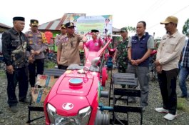 PT Vale Serahkan Bantuan 30 Unit Hand Tractor ke Petani Mahalona Raya
