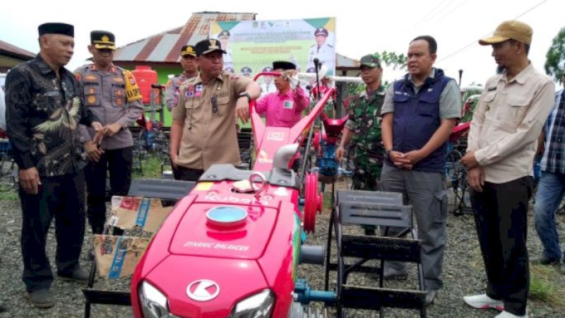 Penyerahan hand tractor PT Vale Indonesia di Balai pertemuan  Desa Libukan Mandiri, Kecamatan Towuti, Sabtu (31/12/2022). 