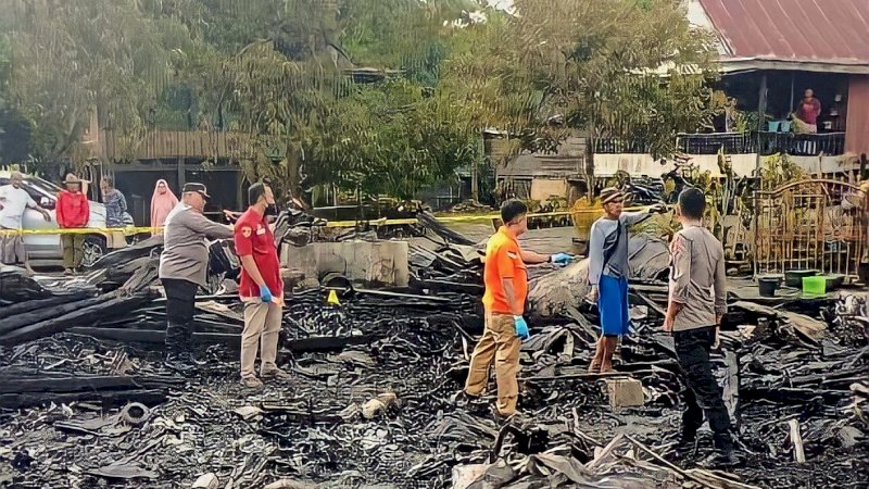 Tim Identifikasi Polres Wajo Olah TKP Kebakaran di Sabbangparu