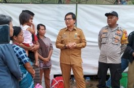 Wabup Luwu Utara Serahkan Bantuan Korban Kebakaran di Desa Teteuri 