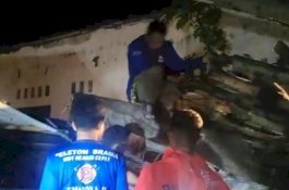 Pohon Tumbang Timpa 3 Mobil Parkir di Parepare, 1 Petugas Cedera Saat Evakuasi