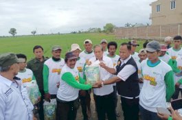 Serahkan Bantuan Pupuk Hayati, Bupati Sidrap Minta Petani Tak Bergantung Pupuk Bersubsidi