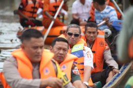 Bupati, Kapolres, dan Dandim Wajo Naik Perahu Tinjau Lokasi Banjir Pesisir Sungai Walannae