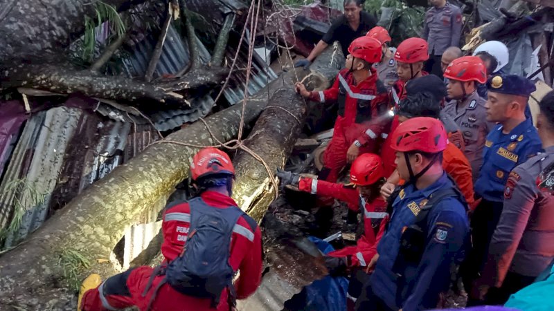 Proses evakuasi korban pohon tumbang di Makassar oleh petugas rescue Damkar Makassar (Foto: Damkar Makassar)