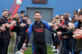 Lionel Messi Disambut Meriah Dengan Plakat Emas Saat Kembali ke PSG