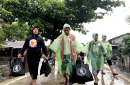 Relawan Milenial Pendukung Ganjar Dirikan Posko Bencana dan Berbagi Bansos untuk Korban Banjir Makassar