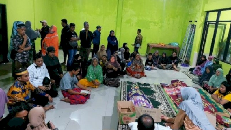 Suasana rumah duka korban tertimpa pohon tumbang di Perumahan Puri Pattene Permai Blok D 5, Kelurahan Sudiang, Kecamatan Biringkanaya, Kota Makassar, Sulawesi Selatan, Rabu (4/1/2023).