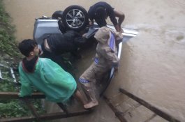 Mobil Terjun ke Got, Lima Penumpang Meninggal Dunia 