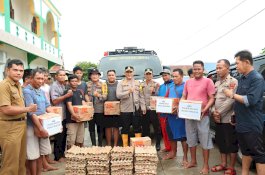 Kapolres Wajo Berikan Bantuan Sembako Bagi Korban Banjir dan Angin Puting Beliung