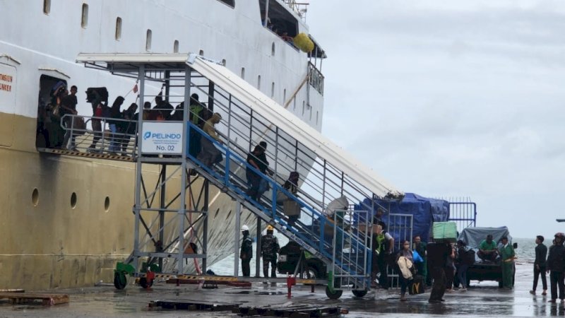 Aktivitas penumpang di Pelabuhan Makassar, Kota Makassar, Sulawesi Selatan (Sulsel). Penumpang diminta waspada terhadap cuaca ekstrem. (Foto: Pelindo Regional 4 Makassar) 