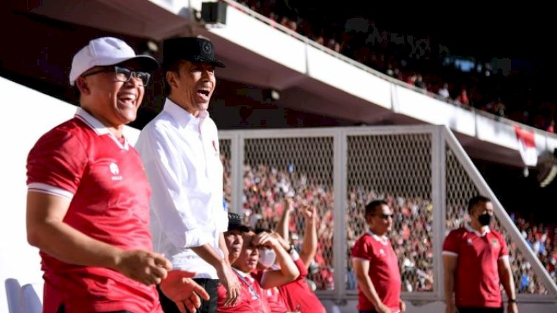 Presiden Joko Widodo (Jokowi) menyaksikan langsung laga semifinal leg pertama Indonesia melawan Vietnam di Stadion Utama Gelora Bung Karno (GBK), Jakarta, Jumat (6/1/2023). (Foto: BPMI Setpres)