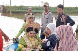 Pasangan Pengantin di Barru Terobos Banjir demi Resepsi