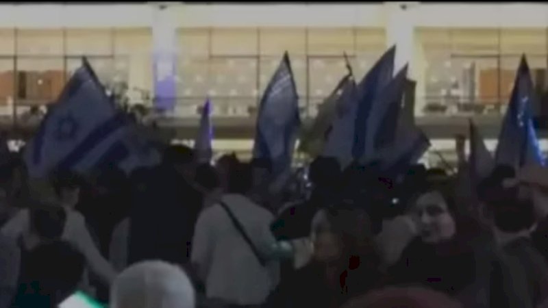 Sejumlah orang menggelar protes anti-pemerintah Israel di Tel Aviv. Foto/sputnik